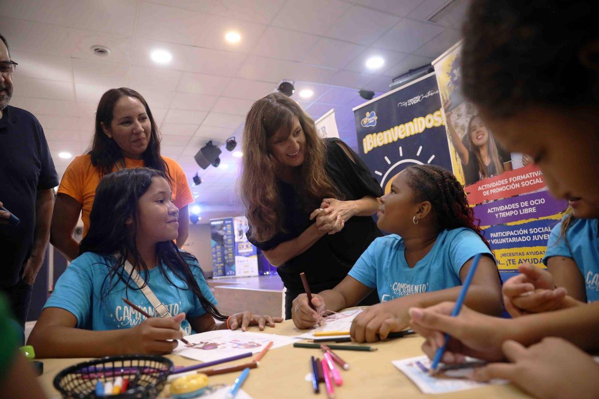 Ana Cabrera y Liliana Ibáñez, charlando con algunos de los alumnos del campamento