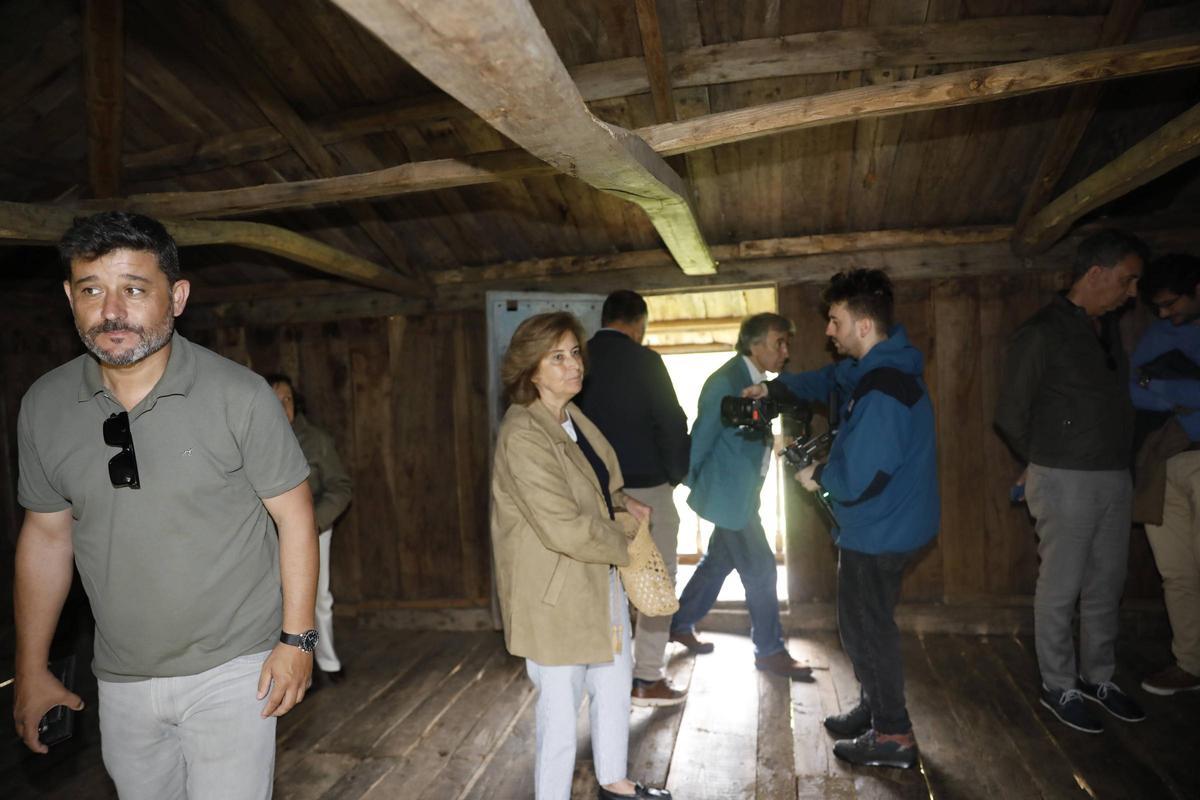 La comitiva portuguesa de "Terras sem sombra", "fascinada" con los hórreos de Ribera de Arriba, en imágenes