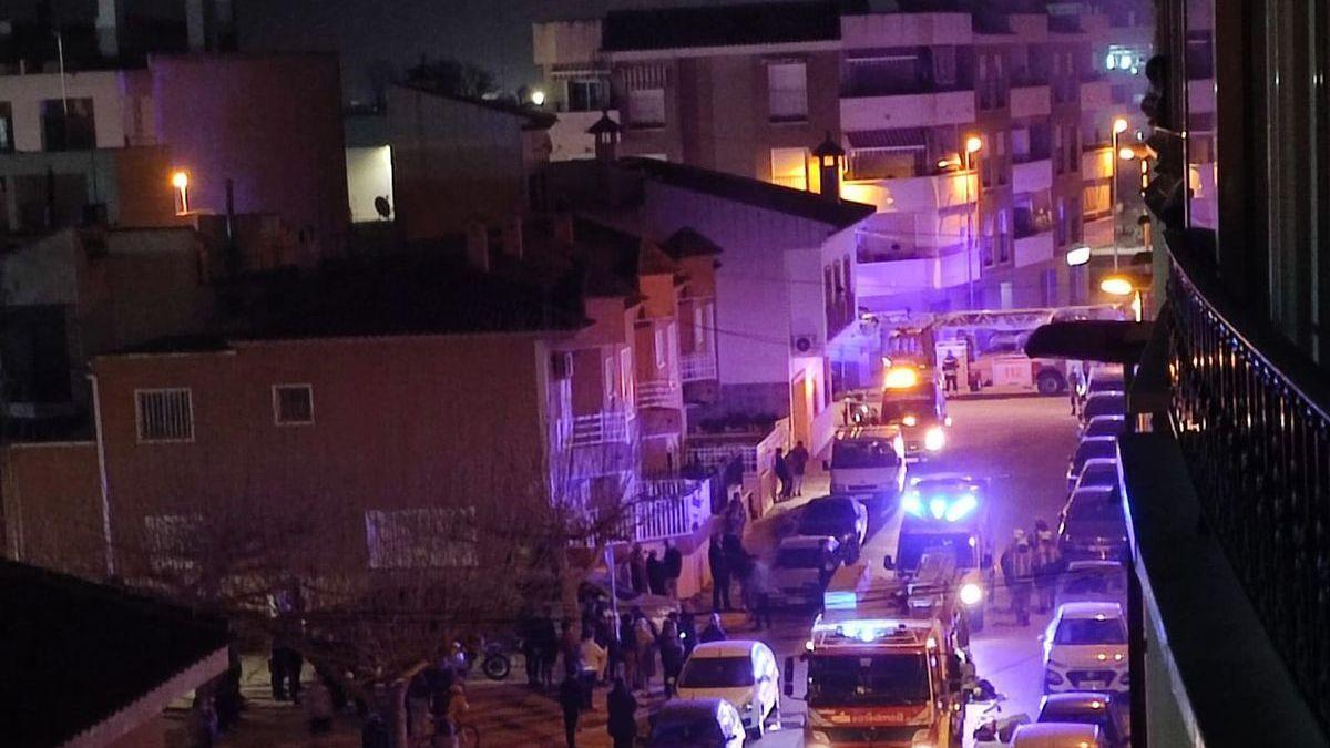 Imagen de la calle en la que se ha producido el incendio, la calle Granados de Almoradí, a la que han acudido bomberos, servicios sanitarios y Policía Local.