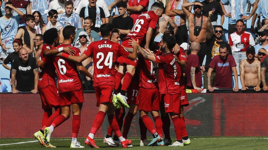 Los jugadores del Osasuna celebran el gol de Rubén García.