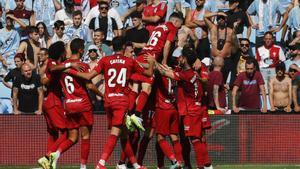 Los jugadores del Osasuna celebran el gol marcado por su compañero Rubén García durante el partido de la jornada 1 de LaLiga en el estadio de Balaídos en Vigo.- EFE/ Salvador Sas