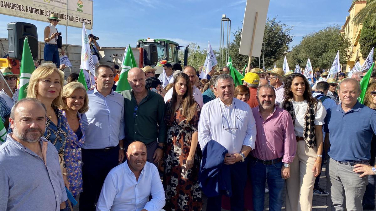 Miembros del PP de Córdoba y Andalucía, en la protesta.