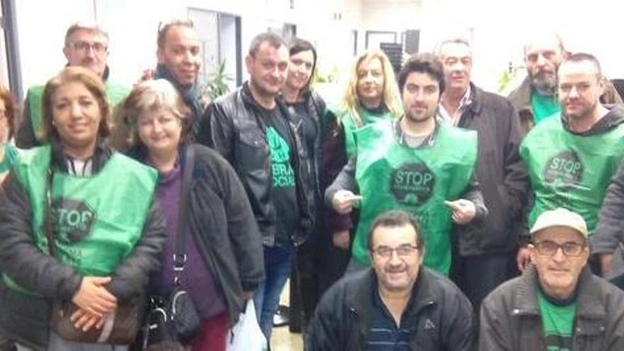 Membres de la PAH protestant a la seu de Gas Natural Fenosa a Manresa.