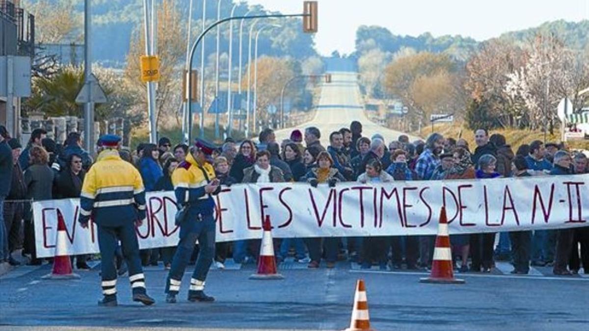 Puntuales y perseverantes 8 Los vecinos de Bàscara interrumpieron nuevamente ayer durante una hora el tráfico por la carretera N-2.