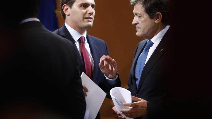 Albert Rivera, ayer, charlando con Javier Fernández en el teatro Campoamor.