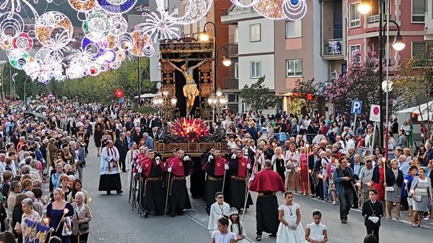 Cangas renueva su devoción por el Cristo con una multitudinaria procesión en su día grande