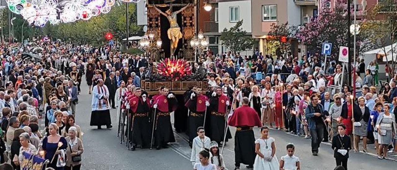 La avenida de Castelao, repleta de fieles y curiosos arropando las imágenes el Cristo do Consolo y la Virxe da Carme, que salieron anoche en procesión. |   // SANTOS ÁLVAREZ