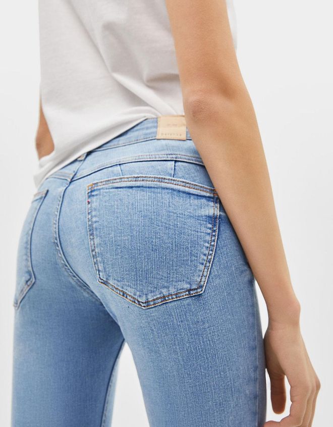 Jeans efecto 'push up' de Bershka