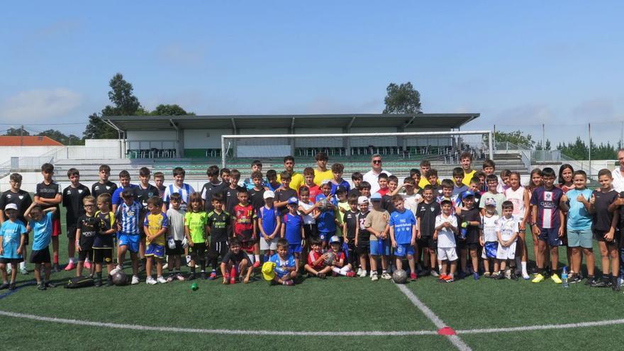 Más de cien niños participan en el campus de fútbol larachés