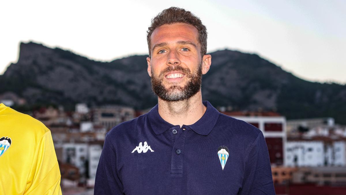 Raúl González posa con la nueva equipación del Club Deportivo Alcoyano este verano.