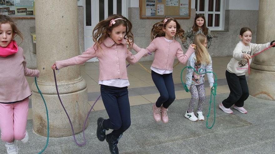 Un grupo de niñas juega a la cuerda en las Mañás de Semana Santa de Amencer, en el colegio Salesianos.