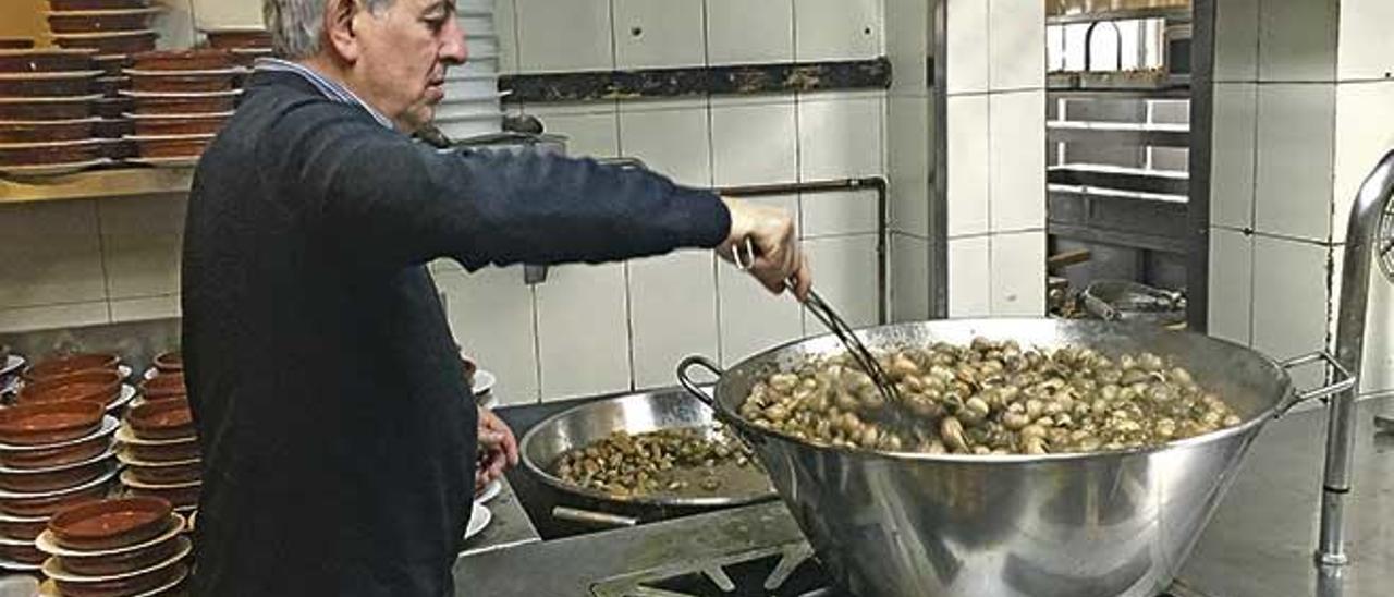 Guillem Garí vigila como va el proceso de hervido de los caracoles en las cocinas.