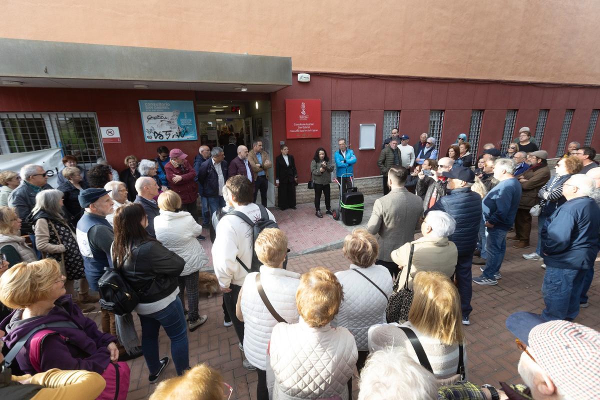 Los vecinos de San Gabriel se concentran por la falta de médicos