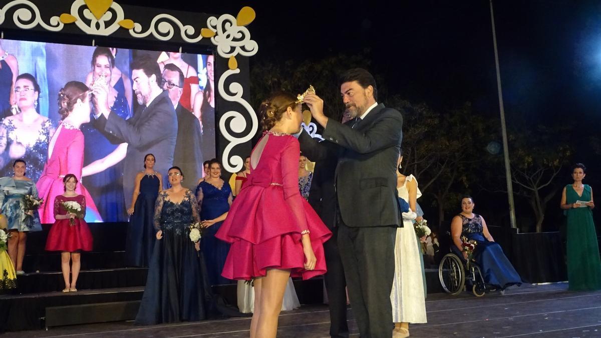 Momento de la coronación de la reina infantil, Lucía Fernández.