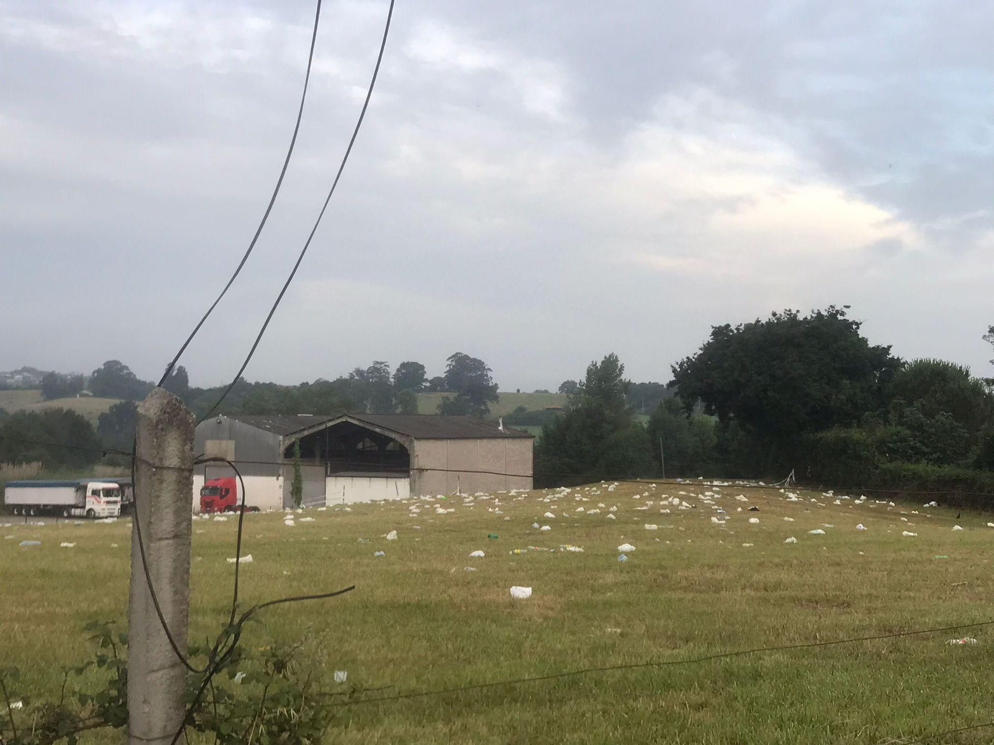La resaca de la Noche de San Juan en Gijón: 7,4 toneladas de basura recogida (en imágenes)