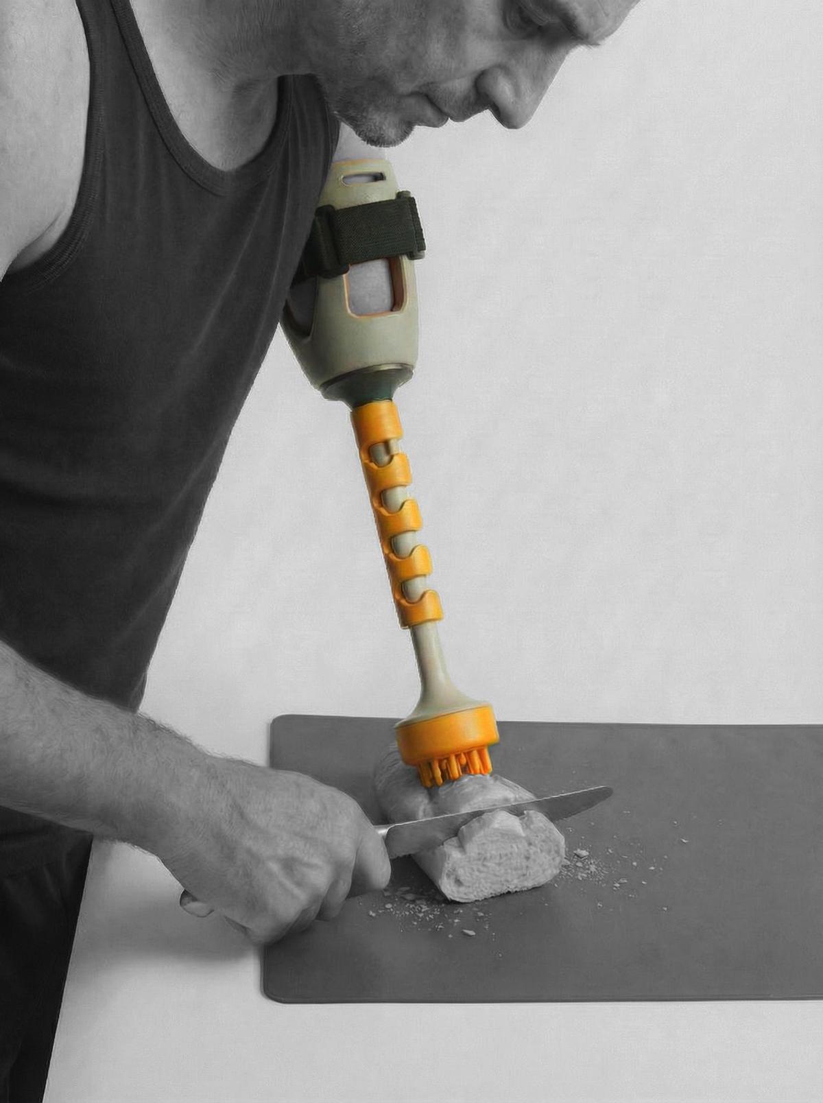 Cortando pan con la ayuda del prototipo