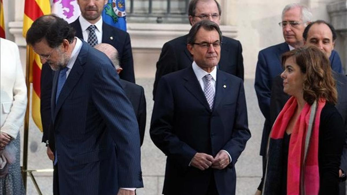 Mariano Rajoy y Artur Mas, junto a la vicepresidenta, Soraya Sáenz de Santamaría, en la conferencia de presidentes autonómicos del pasado 2 de octubre en Madrid. DAVID CASTRO