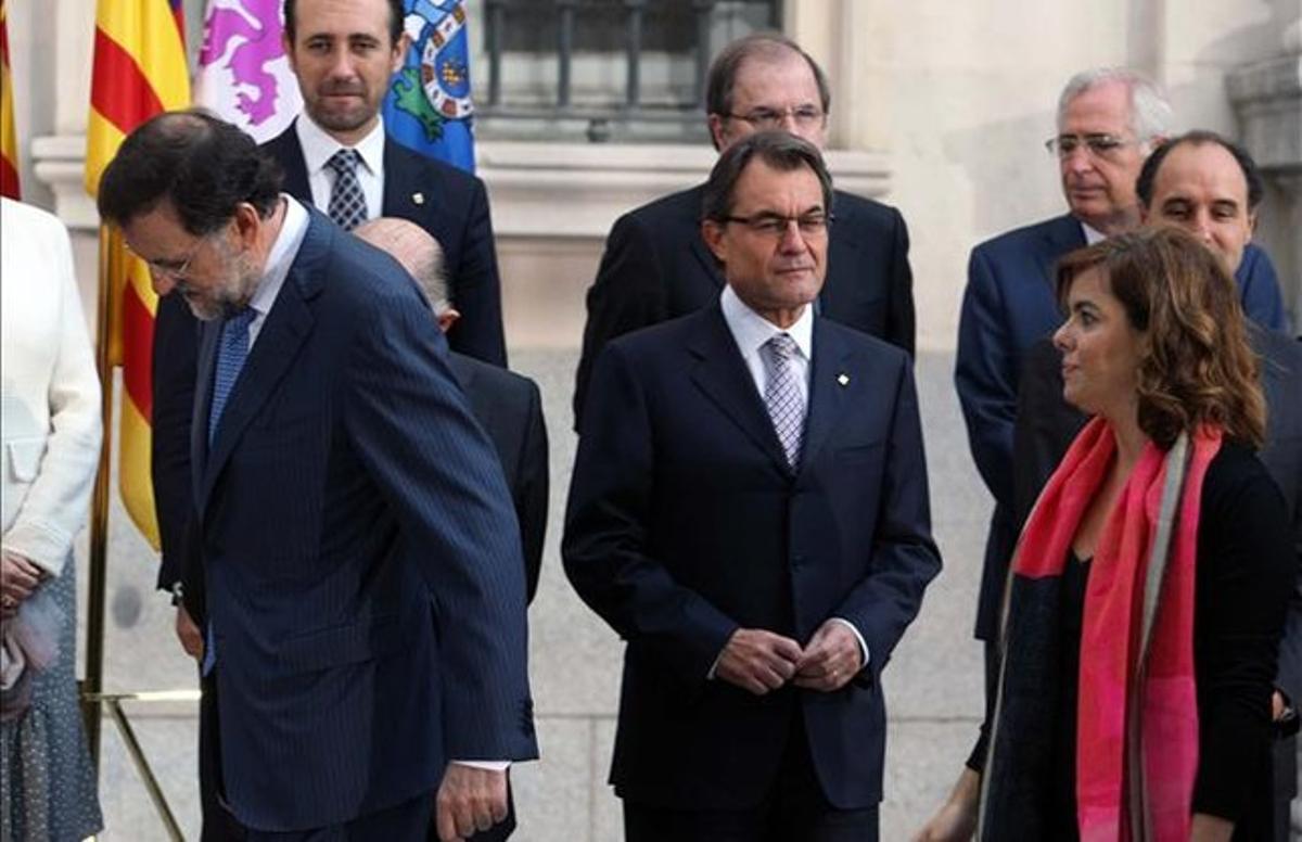 Mariano Rajoy i Artur Mas, amb la vicepresidenta, Soraya Sáenz de Santamaría, en la conferència de presidents autonòmics del 2 d’octubre a Madrid. Mariano Rajoy i Artur Mas, amb la vicepresidenta, Soraya Sáenz de Santamaría, en la conferència de presidents autonòmics del 2 d’octubre a Madrid.