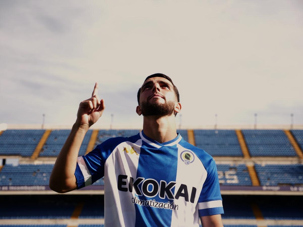 Mehdi Puch señala al cielo durante su presentación como futbolista del Hércules el pasado noviembre.