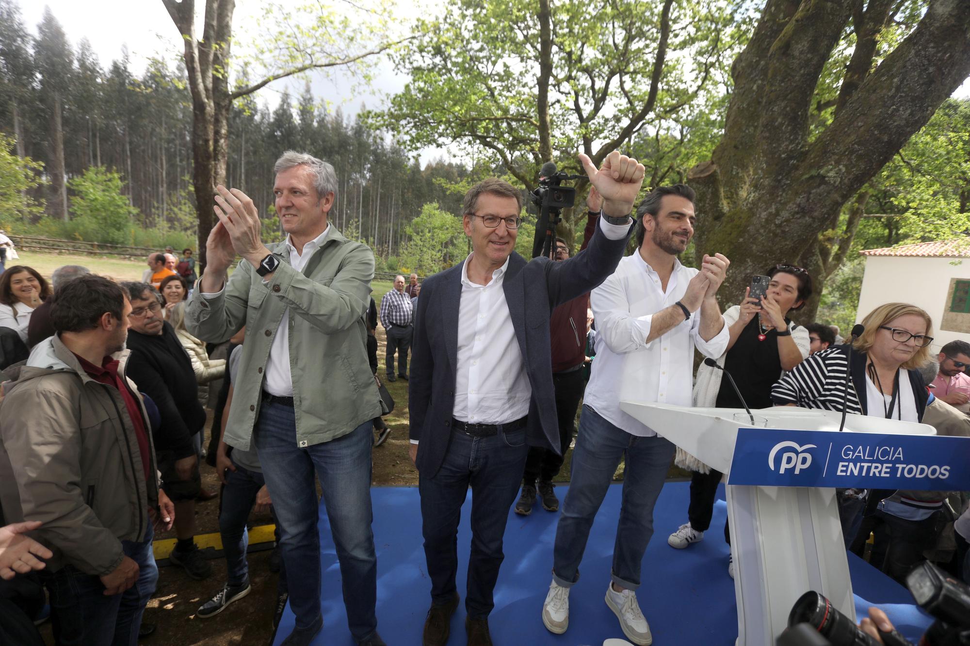 Feijóo se da un baño de masas a su regreso a Galicia