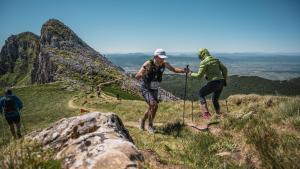 Dos corredores de montaña en la ruta Zegama Aizkorri.