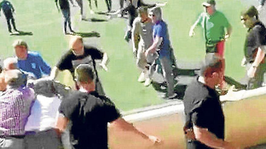 Imagen del vídeo de la pelea ocurrida en el campo del Alaró el pasado domingo y que se ha viralizado en Internet.