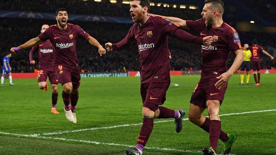 Messi celebra su gol con Jordi Alba y Luis Suárez.