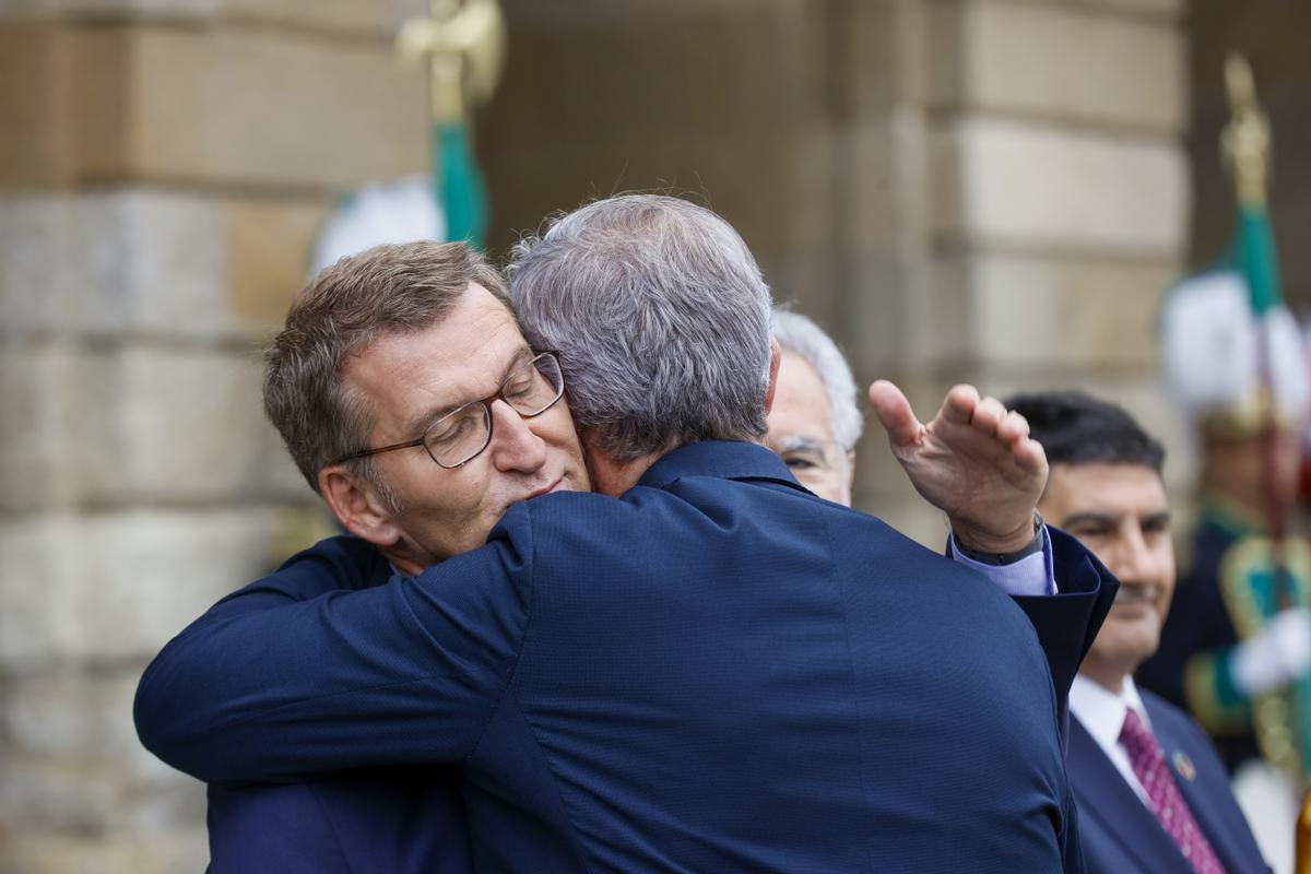 Feijóo recibe un abrazo el día de Galicia, en Santiago de Compostela, este pasado martes