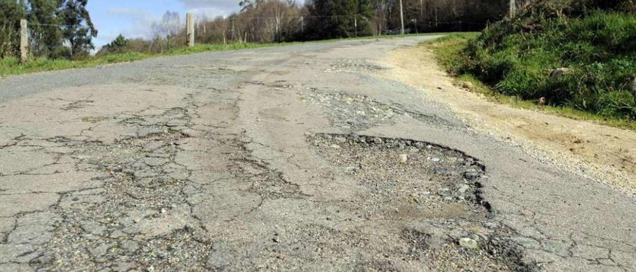 La pista de Susovila presenta diversos baches en el firme. // Bernabé/Javier Lalín