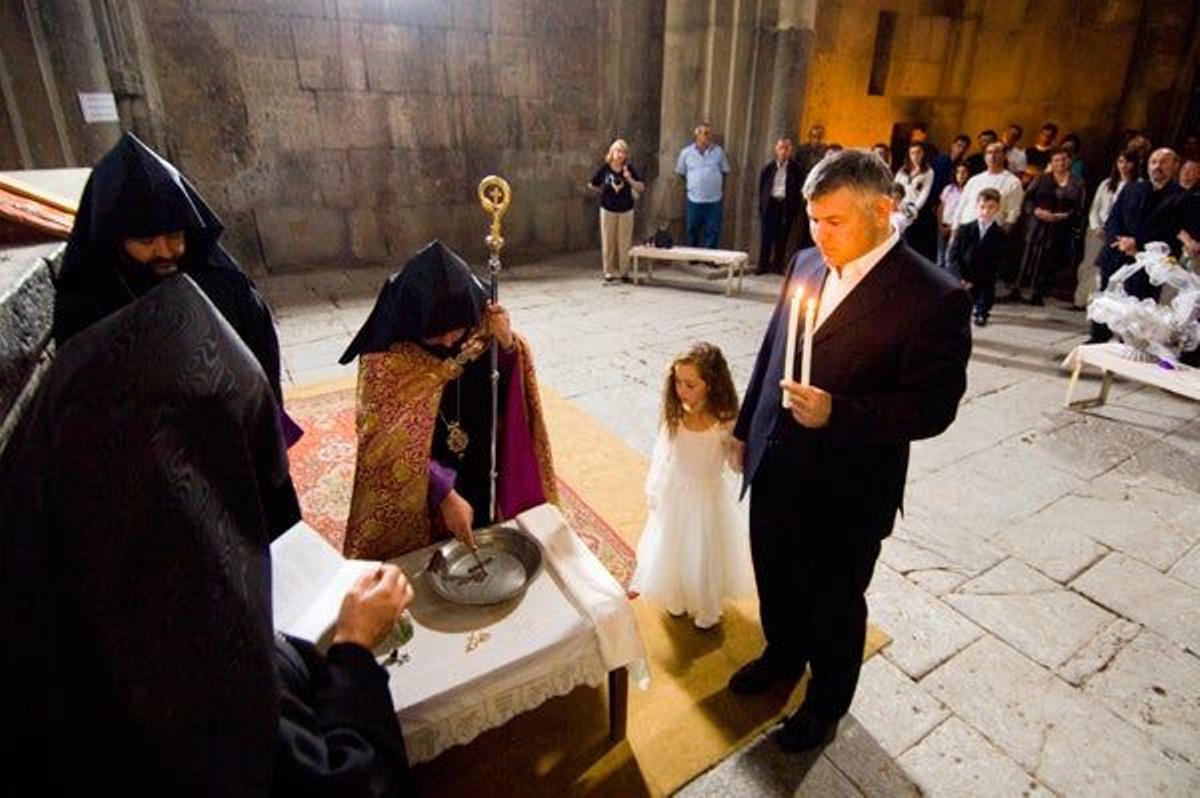 La Iglesia Apostólica Armenia es la iglesia nacional más antigua del mundo. En la foto, ceremonia en Haghpat.