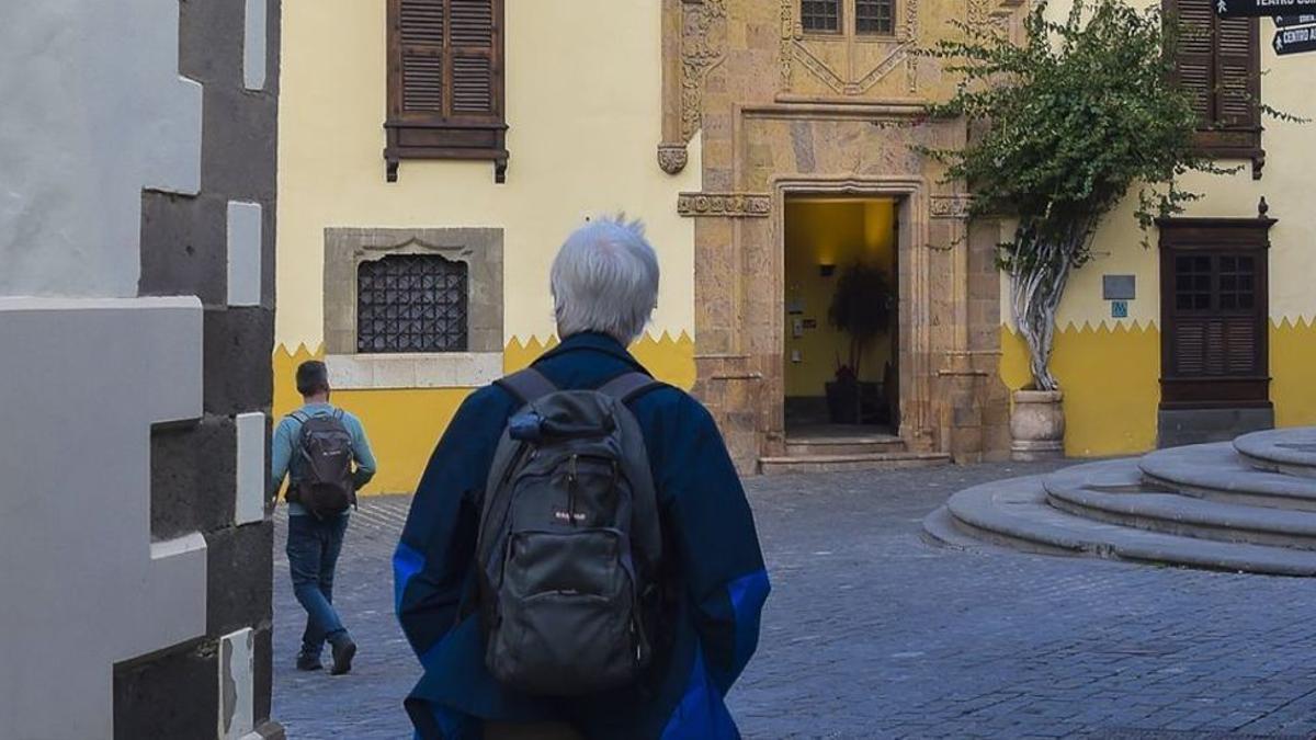 Un turista pasea por Las Palmas de Gran Canaria.