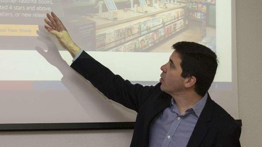 Santiago Gallino muestra un nuevo modelo de tienda física durante su conferencia en Oviedo.