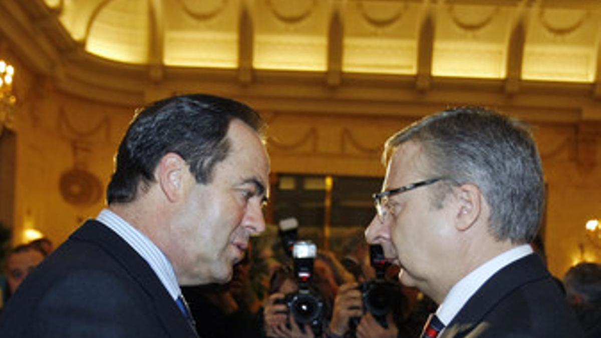 José Bono (izquierda) y José Blanco, en el foro Nueva Economía, en Madrid, en marzo del 2010.