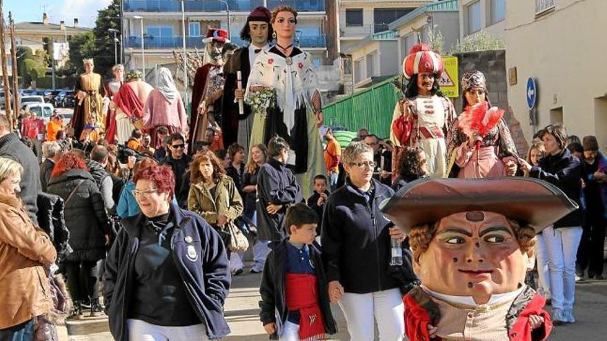 Dinou colles geganteres van recórrer ahir al migdia els carrers de Navarcles per la festa de Sant Valentí