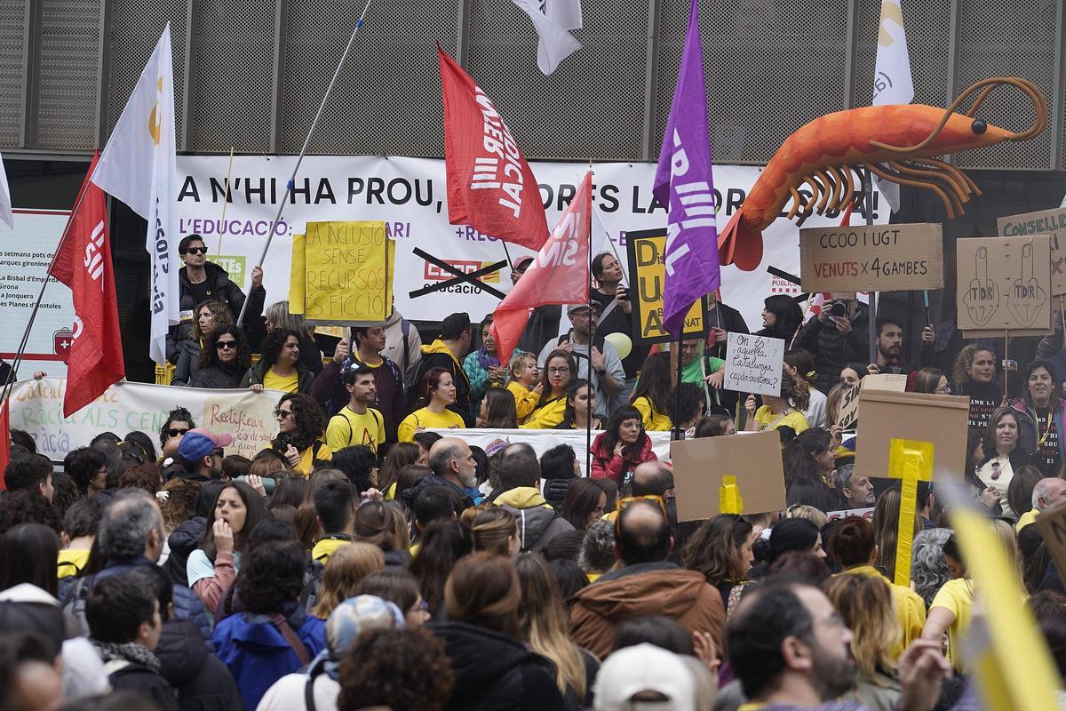 Les imatges de la protesta dels docents davant de la Generalitat a Girona