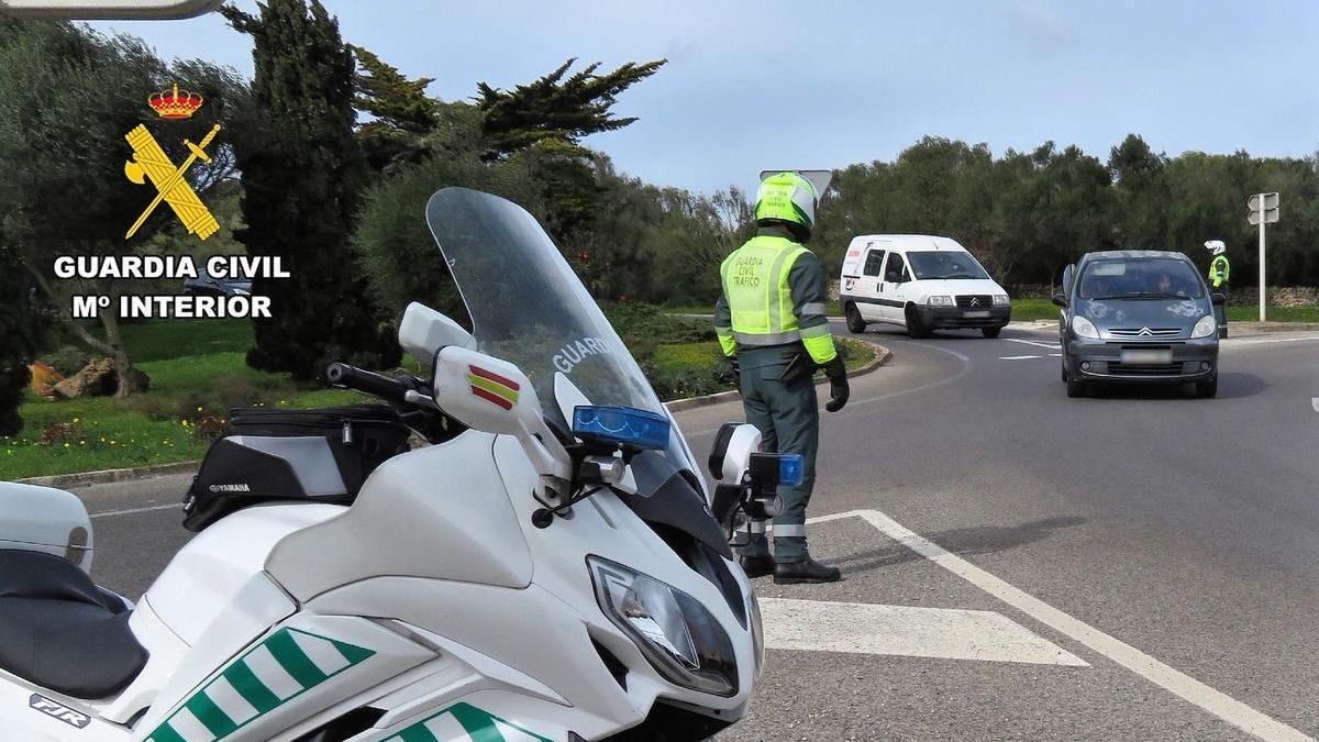 Agentes de la Guardia Civil de Tráfico, durante un control.