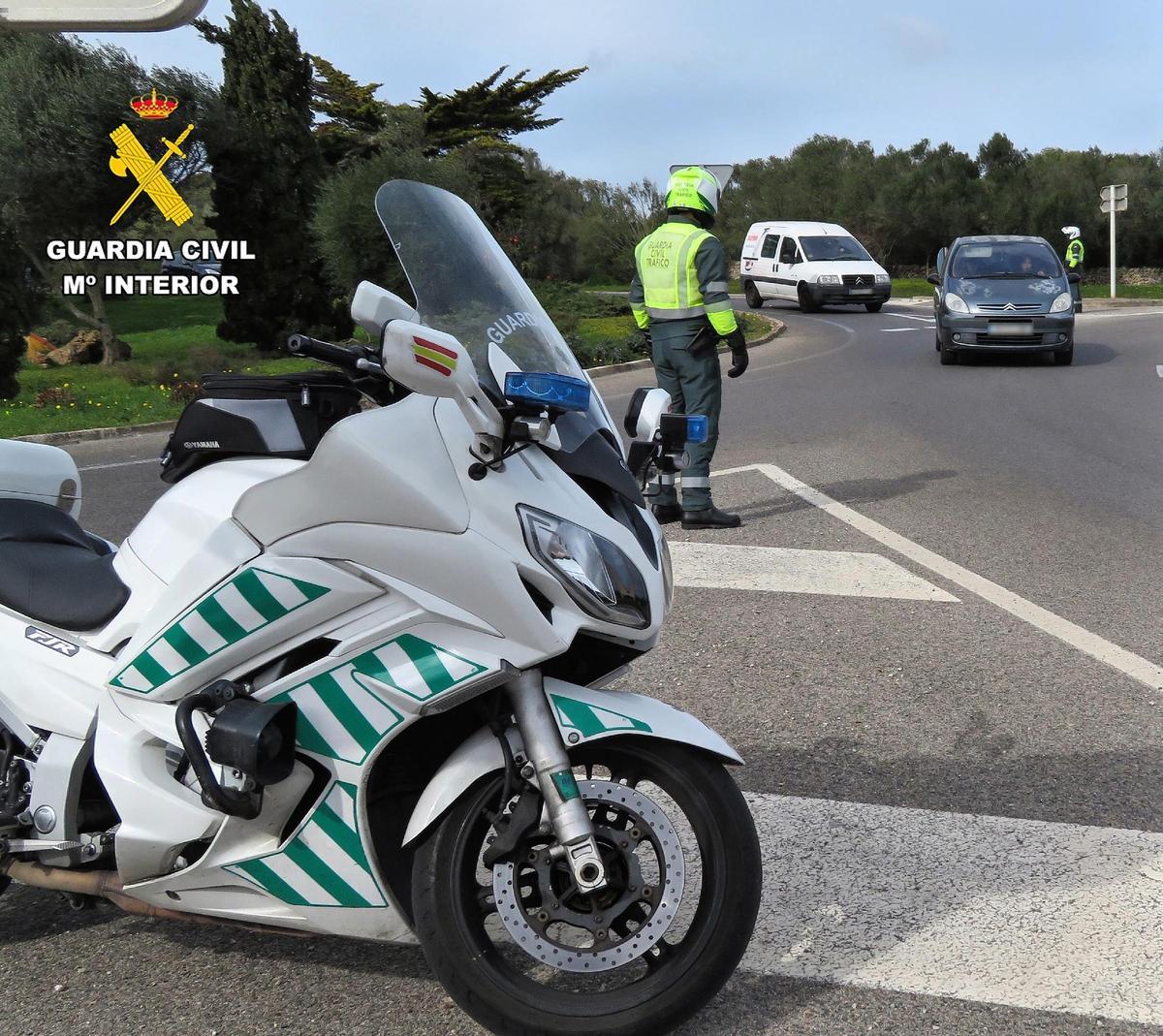 Agentes de la Guardia Civil de Tráfico, durante un control.