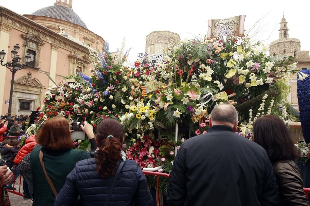 La plaza se llena para ver el manto de la Virgen