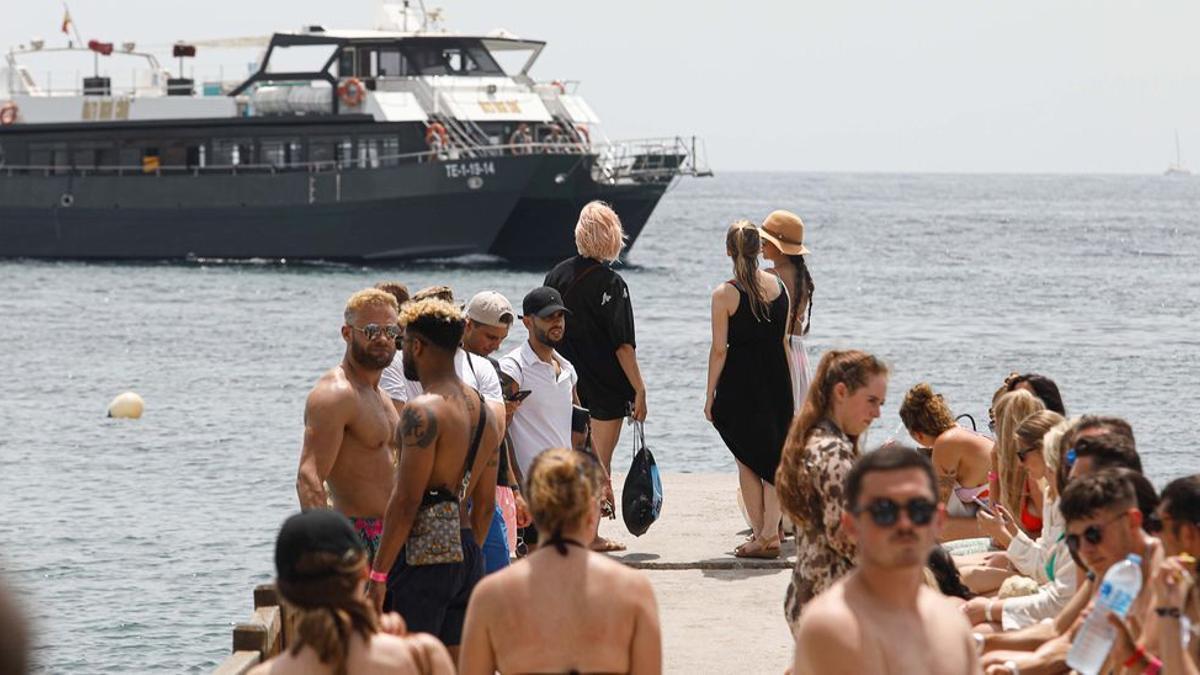 Los ‘party boats’ esquivan la ley contra el turismo de borrachera y sirven barra libre en Ibiza TONI ESCOBAR