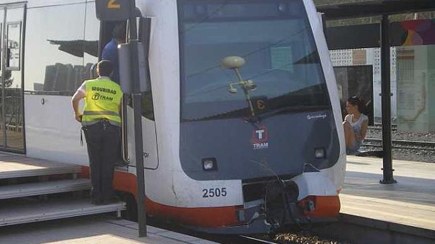 El convoy accidentado a su llegada a la estación de Benidorm.