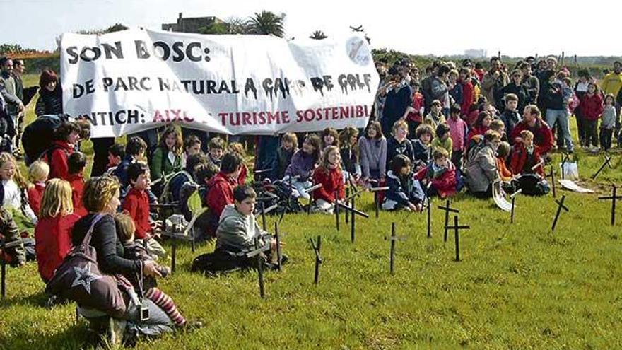 Imagen de una manifestación contra el campo de golf de Son Bosc convocada por el GOB en el año 2010.