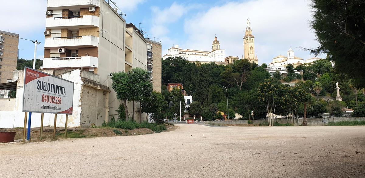 Terreno que servía como bolsa de aparcamiento en la estación de San Juan Bajo