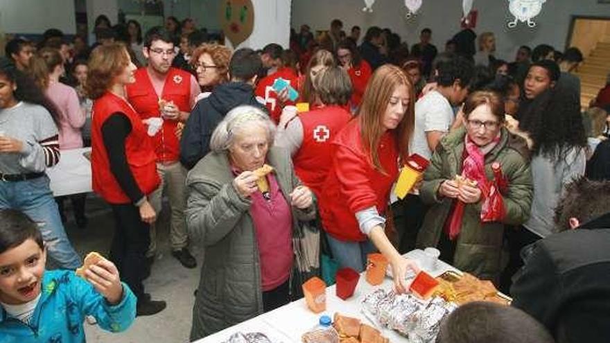Los participantes ayer en el magosto de Cruz Roja. // Iñaki Osorio