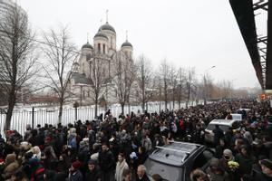 Largas colas para despedir a Navalni bajo un fuerte dispositivo policial del Kremlin