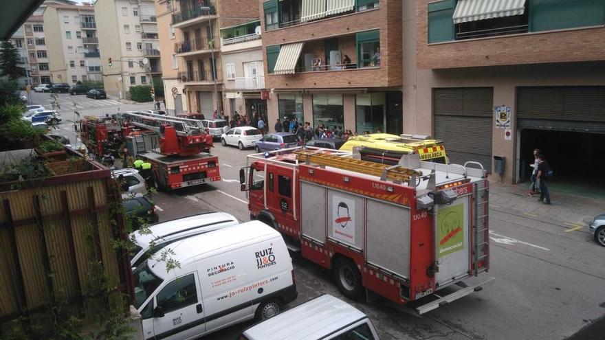 Vehicles dels Bombers desplaçats al lloc de l&#039;incendi, al carrer Enric Morera