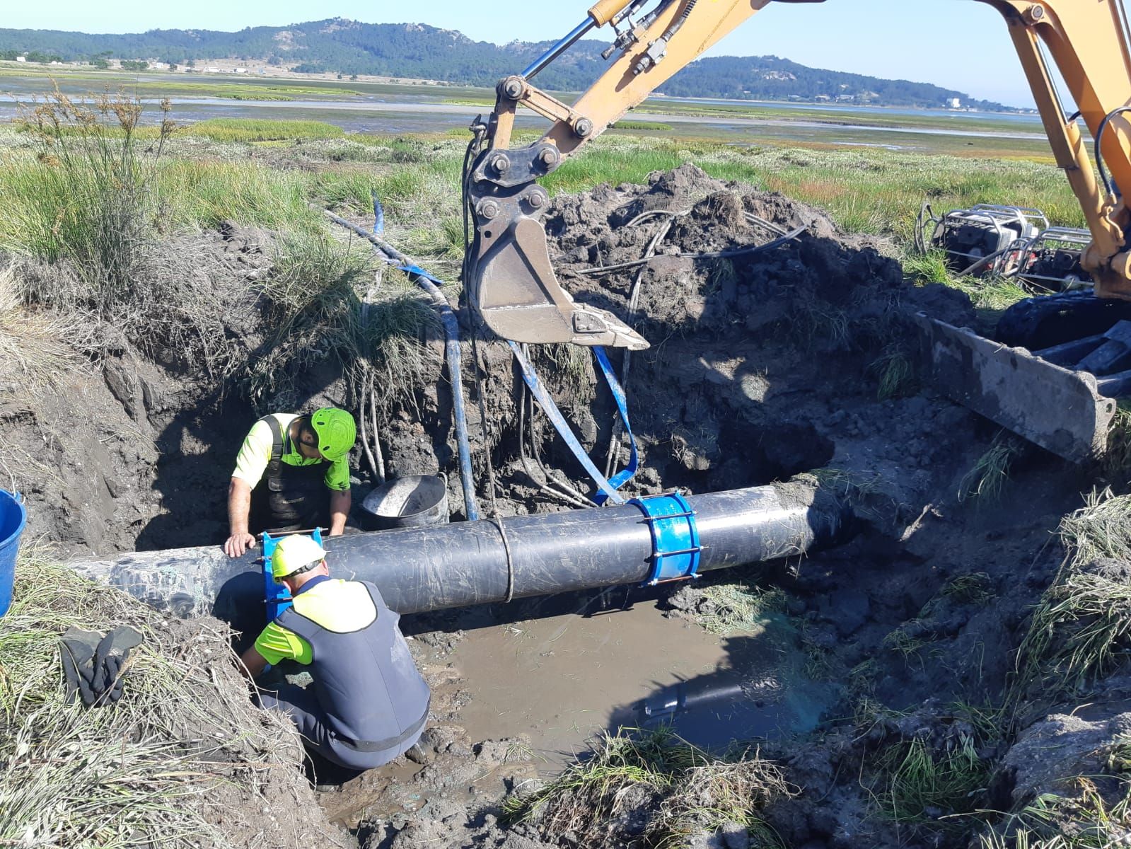 Una de las reparaciones efectuadas en la tubería que pasa bajo el mar en A Lanzada.