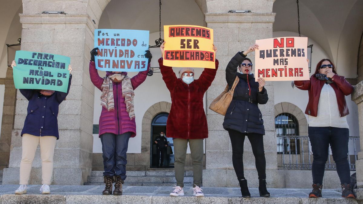 Protesta de los artesanos ayer en la plaza Mayor.