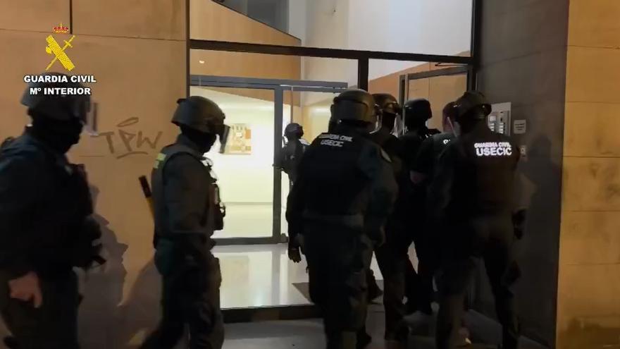 Cae en Alicante una "granja de móviles" que enviaba millones de mensajes fraudulentes por toda España