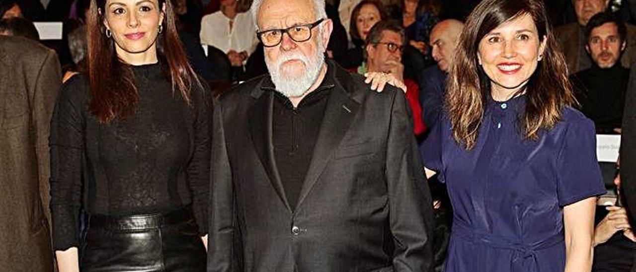 Gonzalo Suárez, el lunes en Madrid, junto a Marián Álvarez (derecha) y Ana Álvarez, en la presentación de la película.