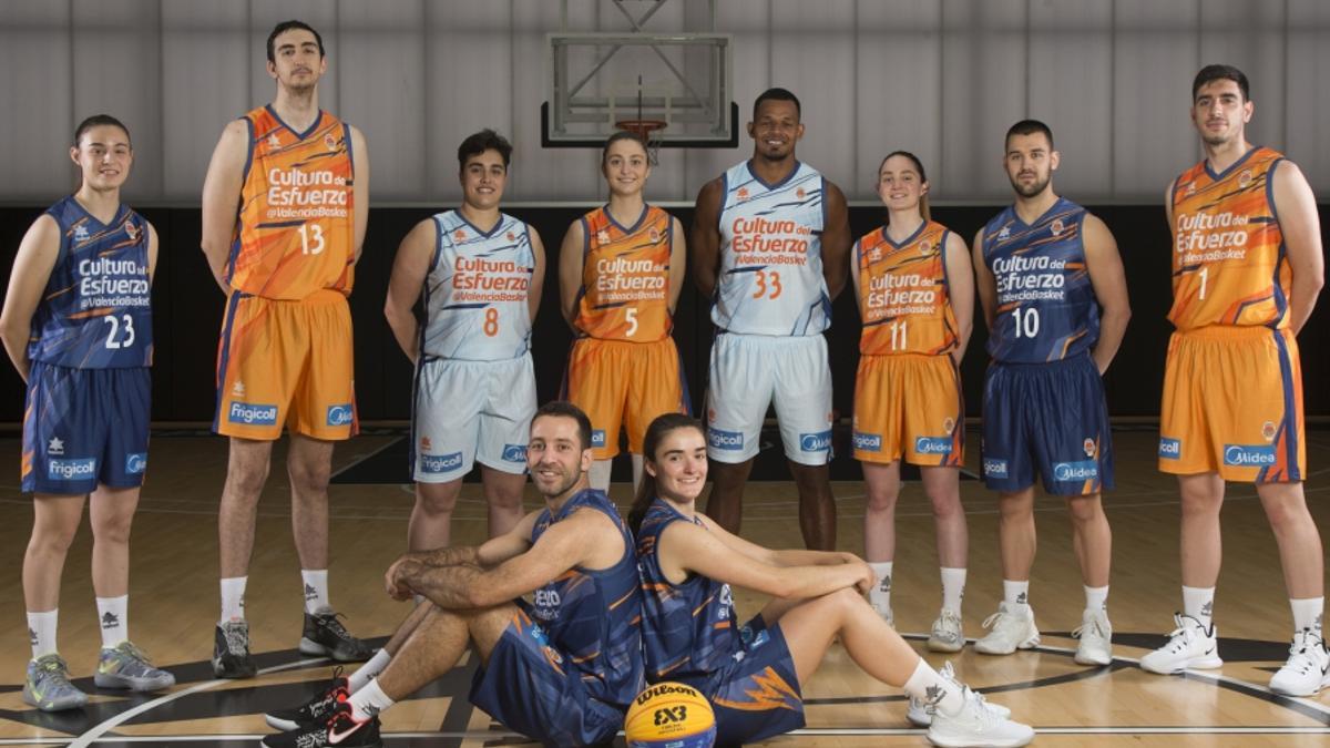 Los dos equipos, masculino y femenino, juntos